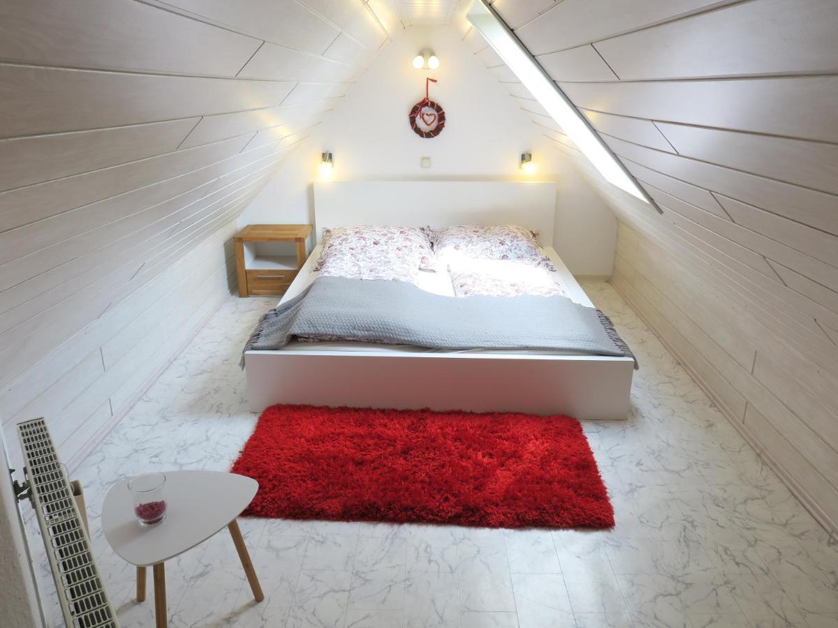 Schone Dachgeschosswohnung In Villa Mit Zentrumsnaher Lage Schleiz Exterior foto